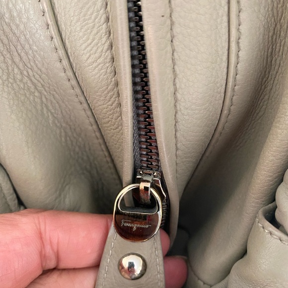 Salvatore Ferragamo handbag gorgeous. Taupe color - Picture 10 of 13
